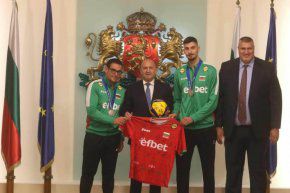 Радев също рекламира хазарт: Г.Банов, ФОТО НА ДЕНЯ 