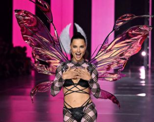 Victoria’s Secret Fashion Show 2025 се завръща с грандиозен състав и блясък в Ню Йорк