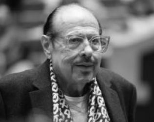 Отлетя агент Тенев: Авторът на Черно и бяло и Вървях един следобед