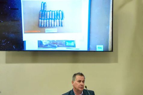 Доставчикът на оръжия от „Rust“ съди Алек Болдуин