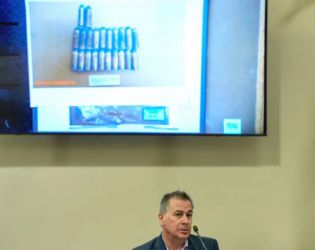 Доставчикът на оръжия от „Rust“ съди Алек Болдуин