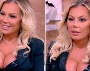 Камелия извади гърдите сутрешно