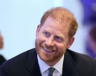 Тв водещ: Принц Хари ме целуна в устата и потанцува с мен