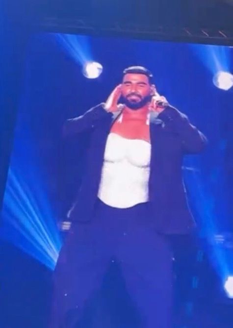 Азис изненада с нетрадиционно решение – по костюм и женски корсет на концерта на Галена