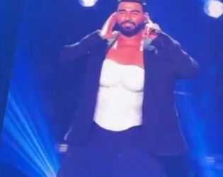 Азис изненада с нетрадиционно решение – по костюм и женски корсет на концерта на Галена