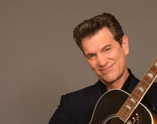 Крис Айзък за първи път в България