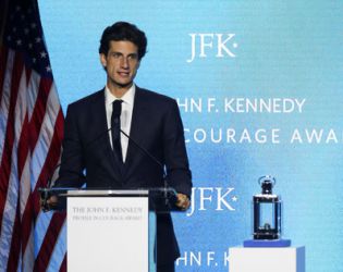 Внукът на JFK скача за депутат от Манхатън