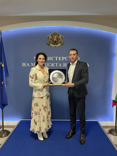 Министър почете юбилея на Мария Петрова