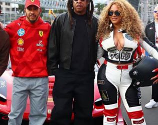 Бионсе на F1 в Лас Вегас с впечатляващ състезателен тоалет