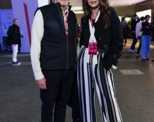 Катрин Зита-Джоунс и Майкъл Дъглас на F1 след като отбелязаха 25 години брак