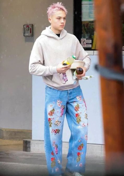 Нокс Джоли-Пит с дръзка розова визия – новият стил на 17-годишния наследник на Анджелина