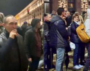 Протестъри 2025, без коментар: ФОТО НА НОЩТА