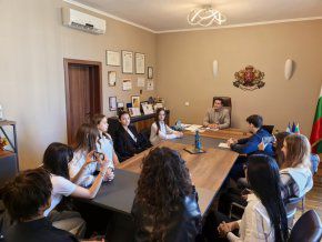 Ученици от 11 клас се срещнаха с кмета на Царево за кариерни разговори и професионален опит