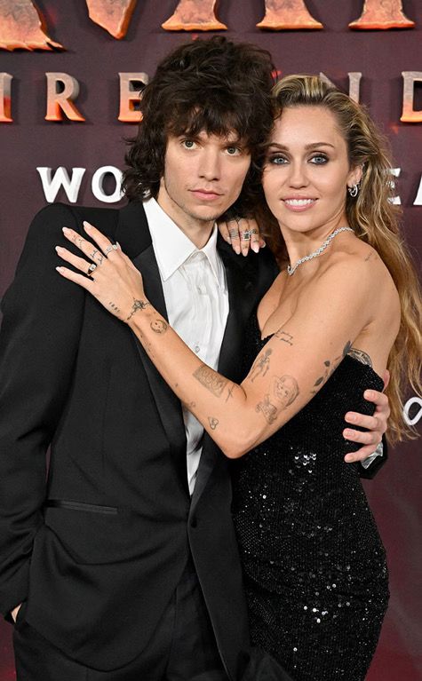 Майли Сайръс се сгоди