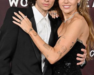 Майли Сайръс се сгоди