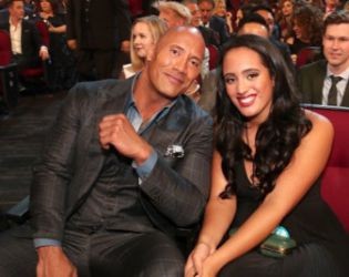 Голямата дъщеря на Дуейн Джонсън е влюбена в жена