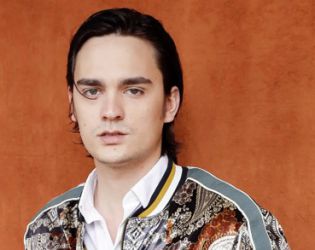 Синът на Ален Делон иска сестра му да бъде отстранена от завещанието