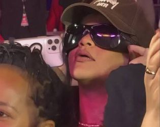 Риана сред публиката на коледното шоу на Марая Кери в Лас Вегас