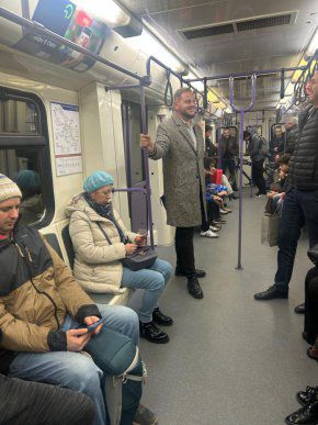 Зам.-министър в метрото: ФОТО НА ВЕЧЕРТА