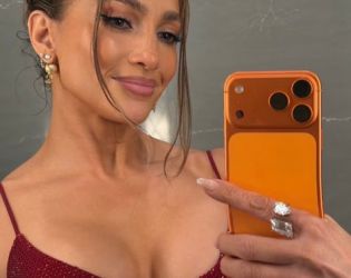 Джей Ло осмяна заради гаф с Фотошоп: Фенове забелязаха МНОГО неловка грешка на коледна снимка