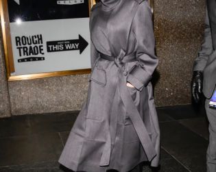 Виктория Бекъм залага само на тази тенденция при палтата