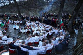 Мъжкото хоро се изви в ледените води на Тунджа в Калофер