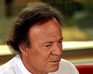 Обвиниха легендата Хулио Иглесиас в сексуално насилие