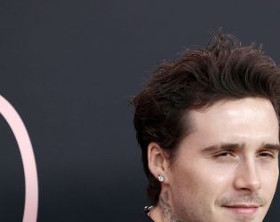 Бруклин Бекъм отново заби нож в гърба на Дейвид и Виктория Бекъм - семейството ще общува само чрез а