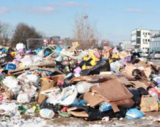 Терен в Слатина се превърна в сметище, карали там боклука от бусове и самосвали