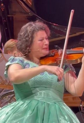 Кремена Минева свири през сълзи 