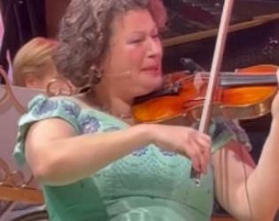 Кремена Минева свири през сълзи "Моя страна,моя България"