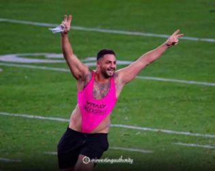 Супербоул стрикърът Юри Андраде рискува почти $400 хил. от печалба заради собствените си изявления