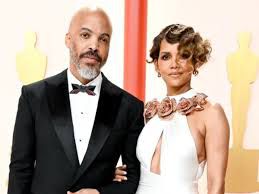 Хали Бери готви сватба №4 на прага на 60-те!