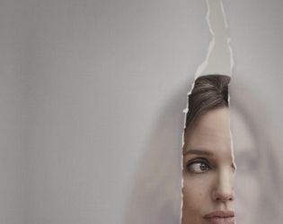 “Couture” с Анджелина Джоли – вече по кината