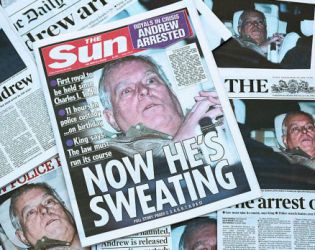 Провокация в Лувър: активисти окачиха снимка на Принц Андрю