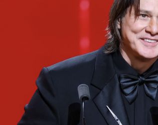 Джим Кери развълнува Франция с емоционална реч на френски на наградите “Сезар”