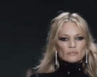 Кейт Мос триумфира за Gucci: ВИДЕО НА ДЕНЯ