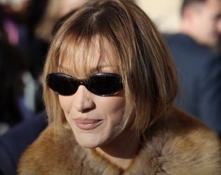 Бела Хадид като Ана Уинтур