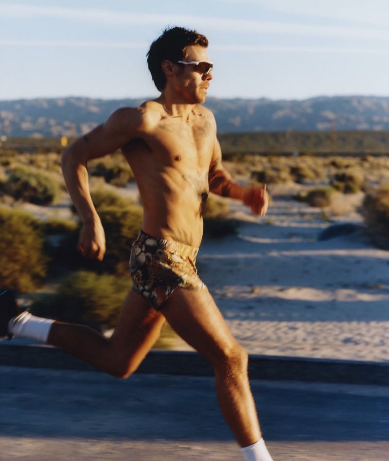 Хари Стайлс показва изваяната си физика на корицата на ново списание