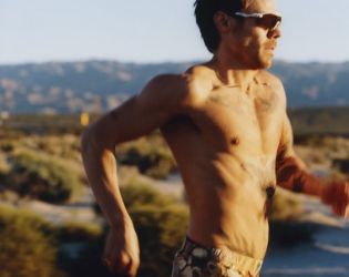 Хари Стайлс показва изваяната си физика на корицата на ново списание