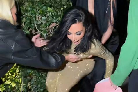 Ким Кардашиян падна с високи токчета преди парти след Оскарите