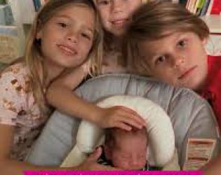 Енрике Иглесиас разтопи феновете с нова семейна снимка с Анна Курникова и четирите им деца