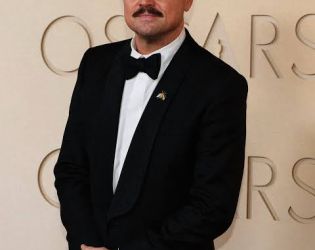 Лео сподели защо е с мустак на Оскарите