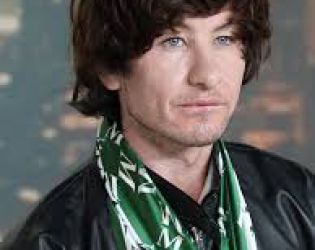 Бари Кюгън се крие от публичността заради критики от феновете на Сабрина Карпентър