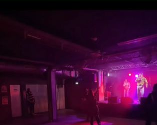 Провалено турне: Иво Аръков пее пред шепа публика в Париж въпреки бюджет от 250 000 евро