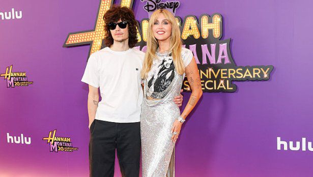 Майли Сайръс направи рядка поява на червения килим с годеника си Макс Морандо