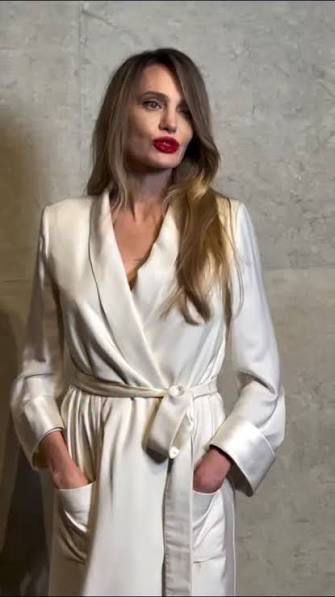 Джоли предизвика вълна от коментари след поява в Шанхай