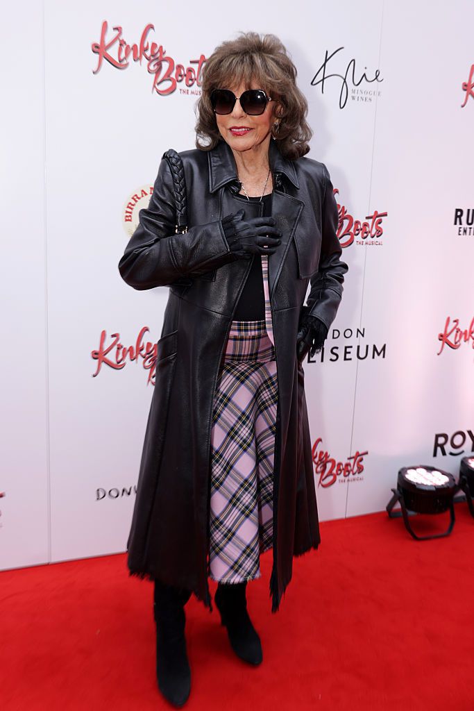 92-годишната Джоан Колинс блести в розово в Лондон