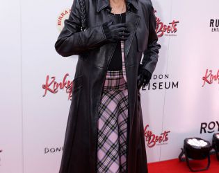 92-годишната Джоан Колинс блести в розово в Лондон