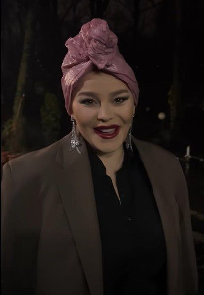 Деси Слава пя с найлон на главата